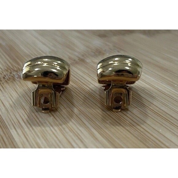 Vintage Gold-Tone Clip-On Earrings Ribbed Shrimp Dome Huggies Design Luxe - Picture 5 of 6
